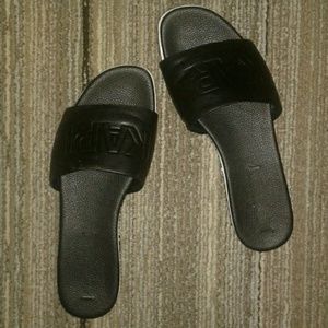 Karl Lagerfeld Bernia Logo Slides